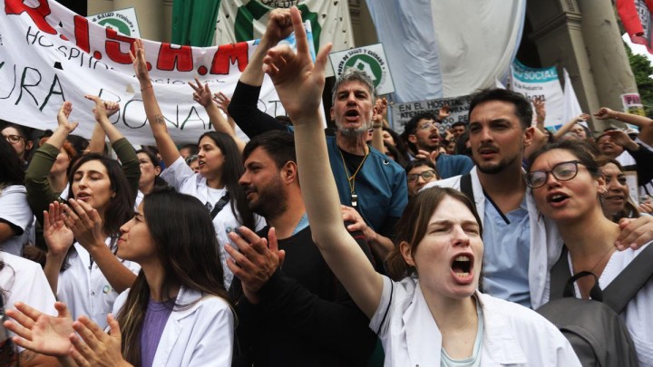 Abrazo al Hospital Bonaparte por los despidos masivos