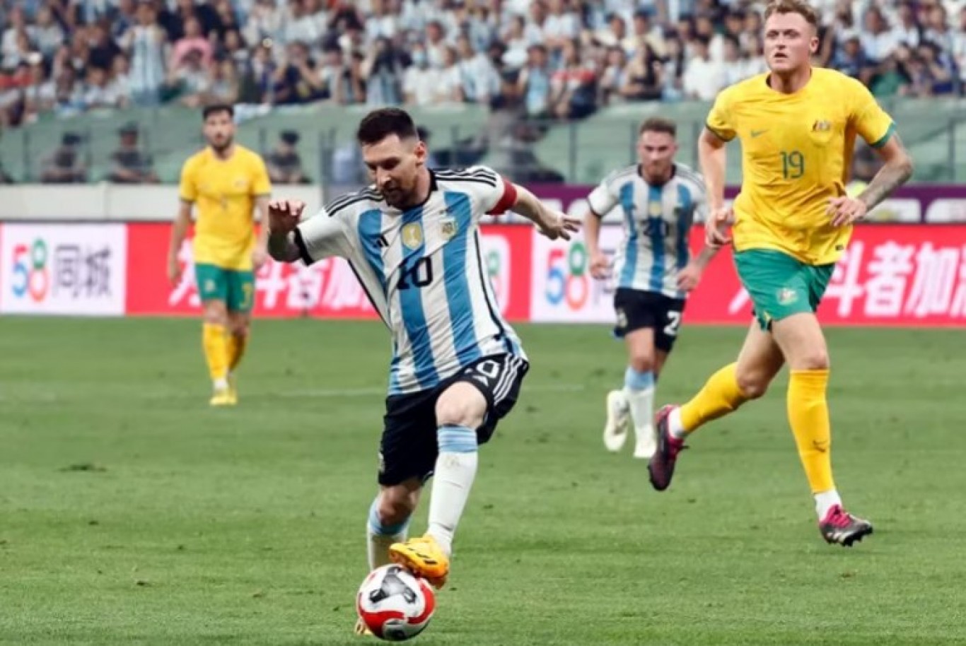 Argentina venció a Australia en el amistoso con un Messi brillante