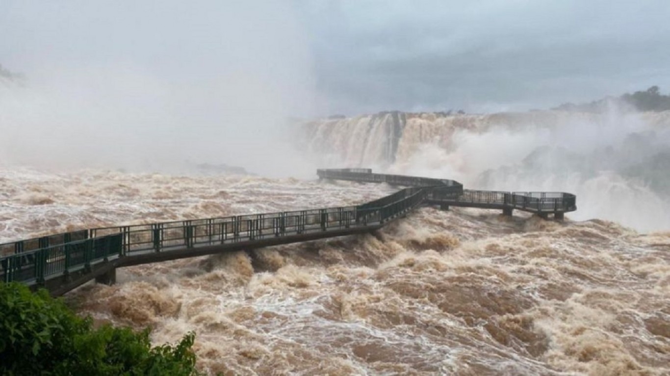 Desborde de las Cataratas y desaparición de un turista: "Quiso sacarse una selfie y cayó al Salto Bosetti"