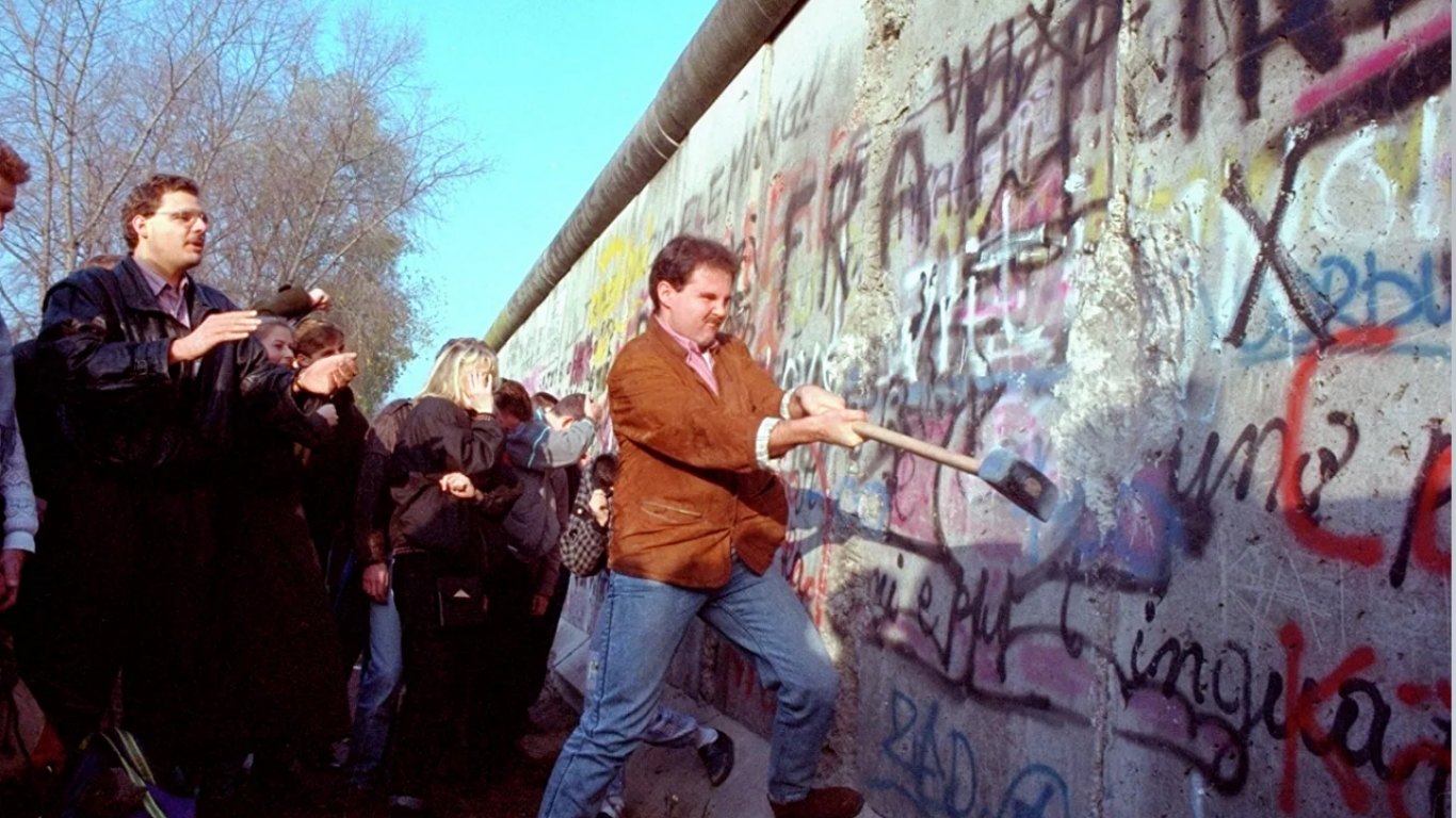 El muro fue derribado a martillazos