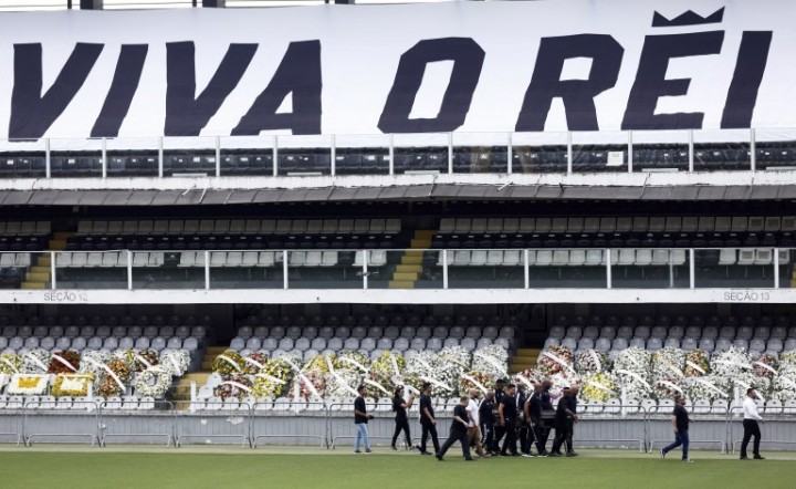 El último adiós a Pelé: una multitud despide al astro brasileño en el estadio del Santos