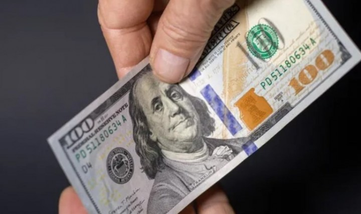 El dólar blue sigue imparable, se llegó a vender a $422 y algunas cuevas dejaron de operar