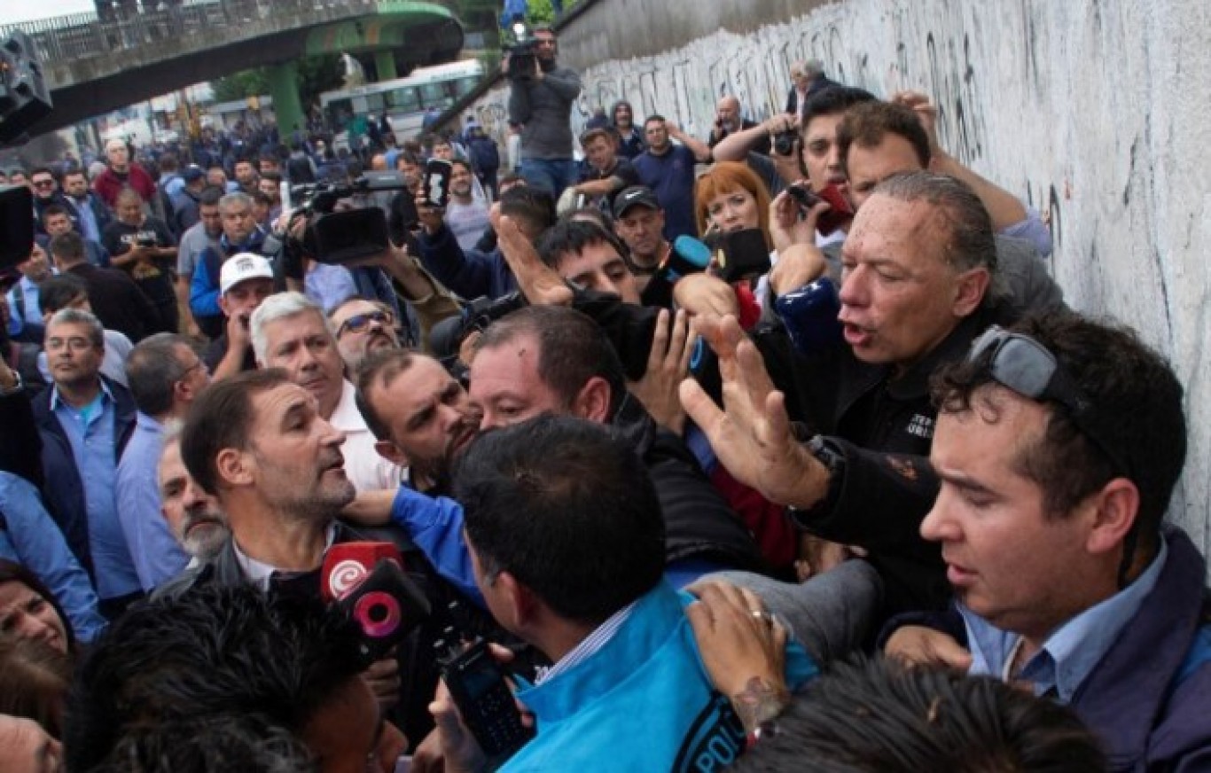 Berni anunció que se avanzará con la instalación de cámaras de seguridad en colectivos