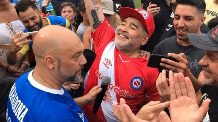 "Tuve la suerte de cantarle un tango en la cancha de Argentinos Juniors, con Diego Maradona ahí" Hernán "Cucuza" Castiello