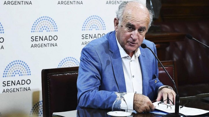 &quot;Creo que el perro Balcarce fue al único al que Mauricio Macri no espió...&quot; , Oscar Parrilli.