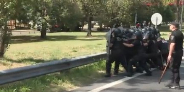 Incidentes y detenidos en la Autopista Dellepiane en la protesta por los cortes de luz